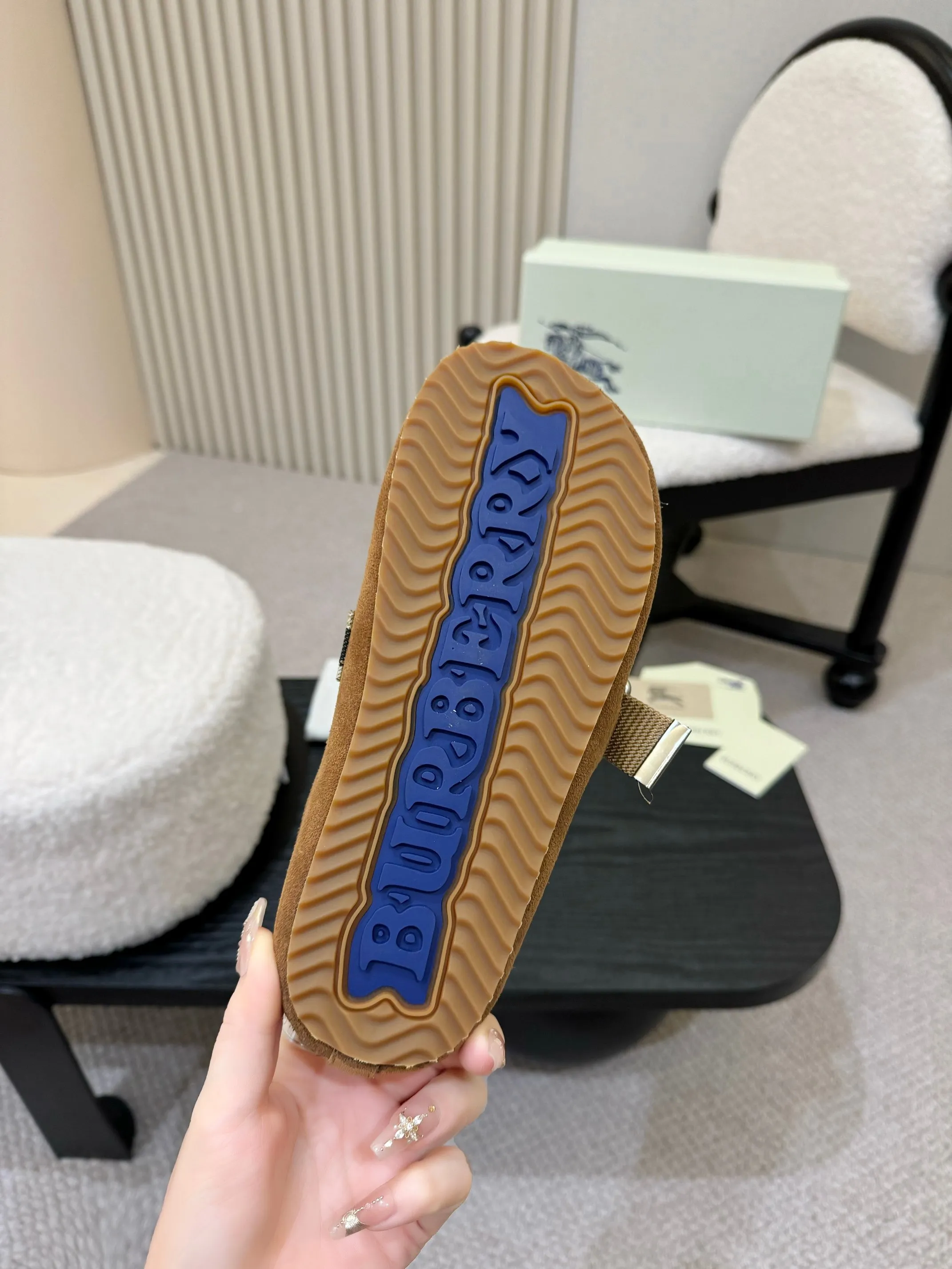 Men's shoes 💰560 Burberry's 2025 popular Birkenstock slippers are released, made of soft suede fabric and refined in Italian workshops. Featuring an embossed plaid pattern and an embossed sole embellished with the archive brand's logo. Features an adjustable B-shaped buckle strap and is embellished with the signature sand-colored Burberry check in jacquard worsted.   ✅Fabric: suede ✅Lining: silk cowhide ✅Outsole: TPU ✅Color: black, brown, pink, apricot, 4 colors available ✅Code number: 35-45 for men and women (35, 45 customized)